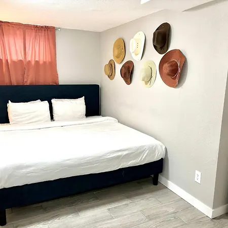 Unique Cozy Lower Unit With Two Bedrooms & Privacy
